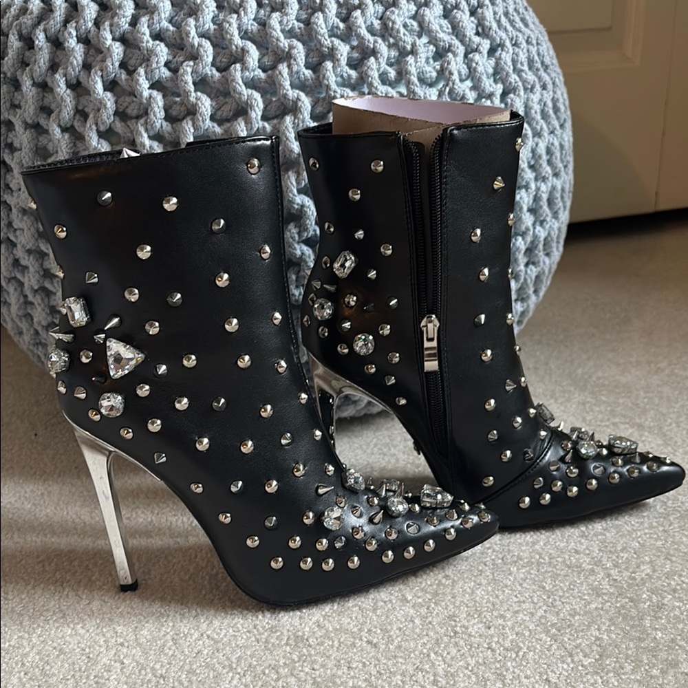 NWT Black Studded spikes Women's Ankle Boots size 7